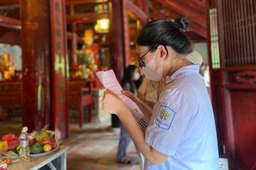 Cận ngày thi vào THPT, phụ huynh cùng sĩ tử đến Văn Miếu cầu may