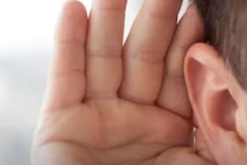 Tăng trẻ bị điếc đột ngột: Áp lực học tập, thích tắm nước lạnh?