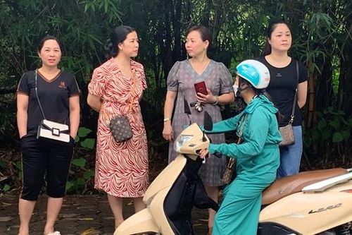 Phụ huynh sốt ruột chờ con thi vào lớp 10