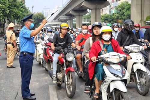 Dựng 'lô cốt' trên đường Nguyễn Trãi, các phương tiện di chuyển thế nào?