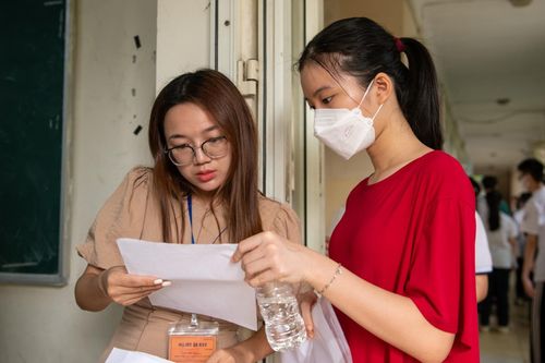 Cuộc đua căng thẳng vào lớp 10 ở Hà Nội, thí sinh đến điểm thi từ 5h45