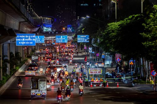 Chắn lòng đường, xử lý hệ thống nước thải ở Hà Nội