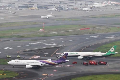 Hai máy bay va chạm trên đường băng ở sân bay tại Tokyo