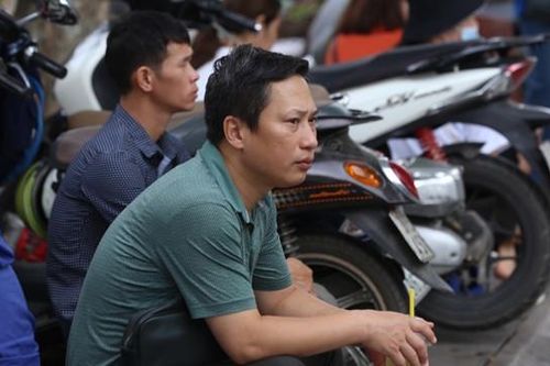 Thi vào lớp 10 tại Hà Nội: Phụ huynh căng thẳng bên ngoài trường thi