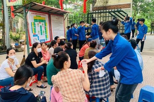 Tuổi trẻ Quốc Oai đội nắng tiếp sức kỳ thi tuyển sinh lớp 10