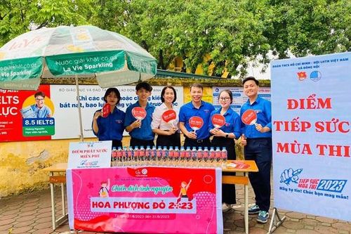 Đoàn viên thanh niên huyện Đông Anh tiếp sức mùa thi