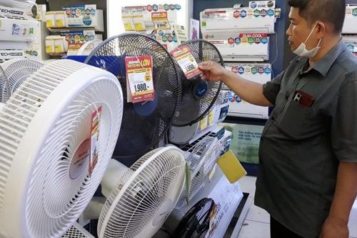 Liên tục cắt điện khiến thị trường quạt tích điện 'sốt sình sịch'