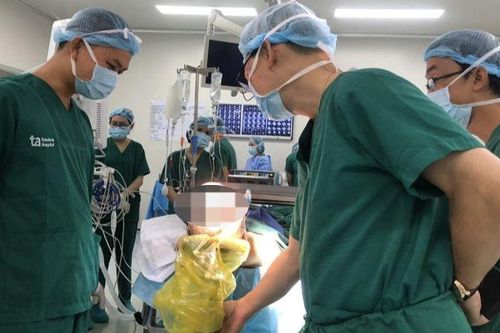 Loại bỏ khối u xuyên sọ to bằng quả bưởi trên trán