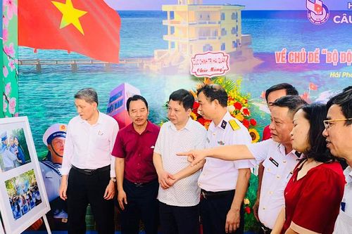 Hải Phòng trưng bày ảnh 'Bộ đội Cụ Hồ - Người chiến sĩ hải quân'