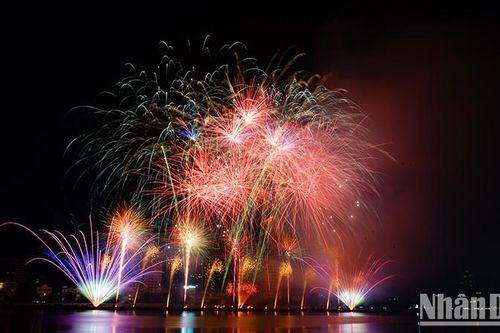 Đội Canada và Pháp kể câu chuyện tình yêu bằng ánh sáng