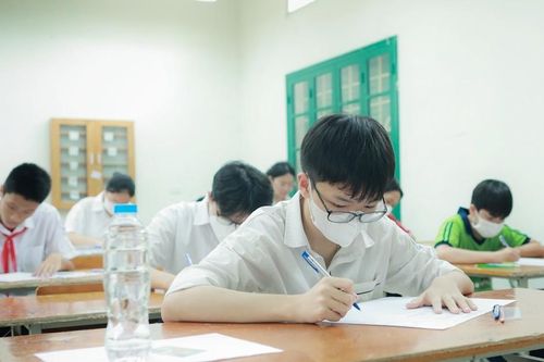Thí sinh Hà Nội khá thoải mái hoàn tất ngày đầu thi vào lớp 10
