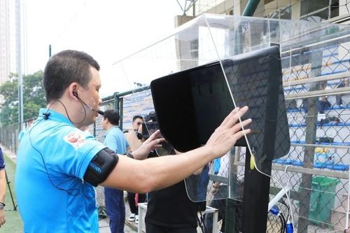 Cận cảnh trọng tài Việt lần đầu học vận hành công nghệ VAR
