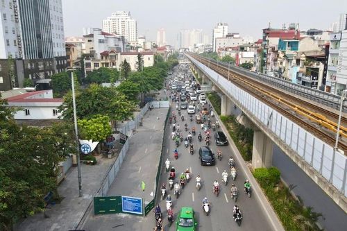 Hà Nội: Dựng 'lô cốt' trên đường Nguyễn Trãi, các phương tiện lưu thông thế nào?