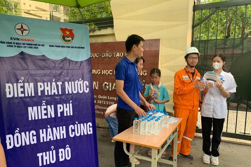 Đồng hành, chia sẻ với thí sinh và phụ huynh