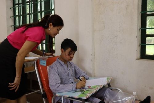 Hỗ trợ xe, cán bộ y tế đưa thí sinh đang điều trị đến điểm thi
