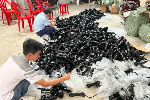 Tạm giữ hàng trăm máy sấy tóc nghi giả nhãn hiệu tại Hà Nội