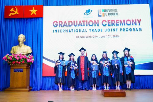 Trao bằng cử nhân chương trình liên kết với ĐH Rouen Normandie