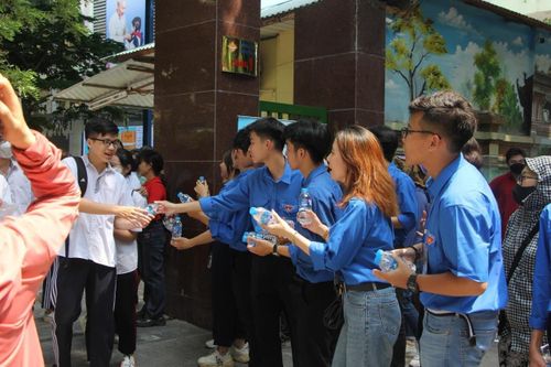 Quan tâm, 'hạ nhiệt' cho thí sinh thi vào lớp 10 Hà Nội