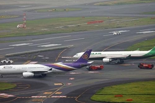 Hai máy bay va chạm trên đường băng ở Tokyo, không có thương vong