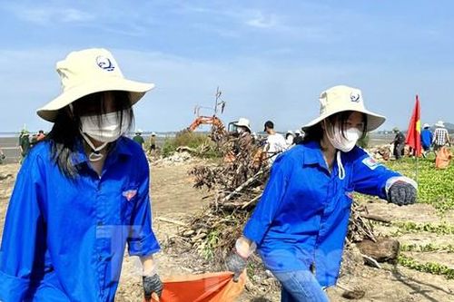 Đoàn viên thanh niên dọn rác, làm sạch bờ biển