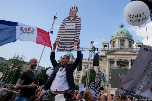 Serbia: Biểu tình rầm rộ đòi Tổng thống từ chức