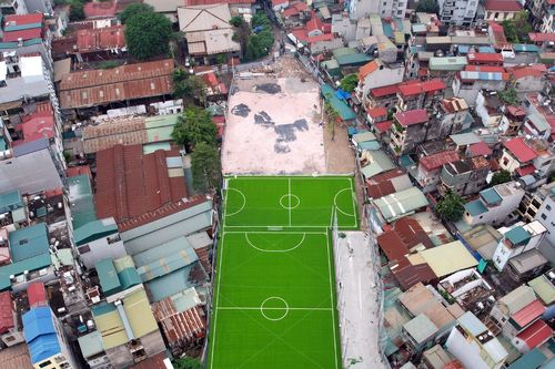 Sân bóng 'mọc' giữa khu đất Hà Nội làm đường: Chủ trương của quận Thanh Xuân
