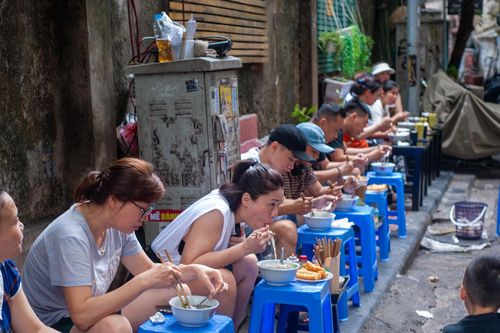 Phở Michelin ở Hà Nội, khách xếp hàng chờ, ngồi vỉa hè thưởng thức