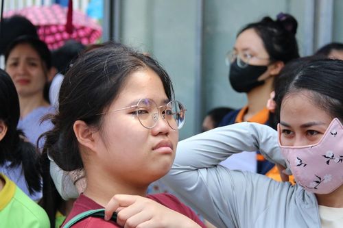 Nữ sinh bật khóc sau thi môn Văn vì... sợ viết quá dài