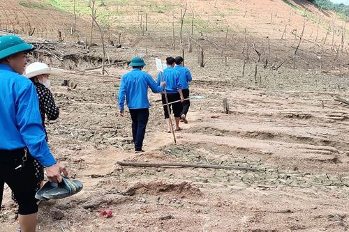 Người dân chật vật lội bùn giữa lòng hồ thủy điện lớn nhất Nghệ An