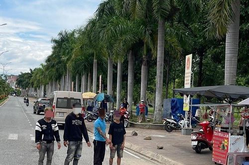 Đi dạo ở quảng trường, thiếu niên 14 tuổi bị 15 người đuổi đánh tử vong