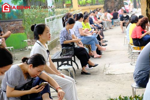 Phụ huynh Hà Nội đội nắng chờ con ngoài phòng thi