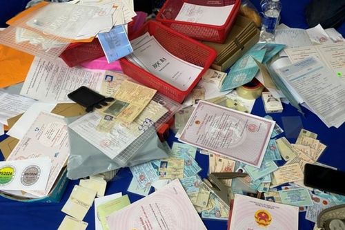 Phê chuẩn khởi tố 13 bị can trong đường dây làm giả con dấu, tài liệu của cơ quan tổ chức