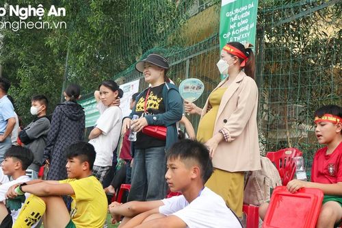 Bên lề sân cỏ: Cổ động viên đặc biệt!