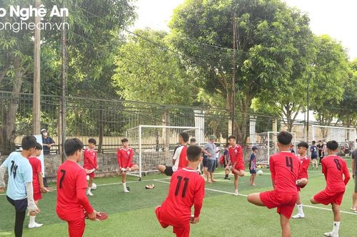 Bên lề sân thiếu niên: 'Nhanh nhất, nguy hiểm nhất'