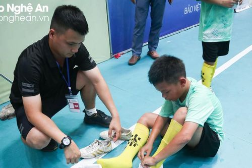 Bên lề sân cỏ: Thay giày đổi vận