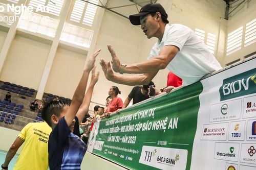 Bên lề sân cỏ: 'Còn gì nữa đâu mà khóc với sầu'