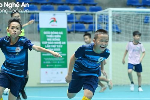 Nhi đồng thành phố Vinh 'dội mưa' bàn thắng vào lưới Nhi đồng Quế Phong