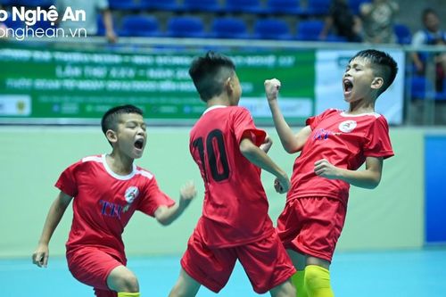 Đương kim vô địch Tân Kỳ phô diễn sức mạnh tuyệt đối trước Nhi đồng Nghi Lộc