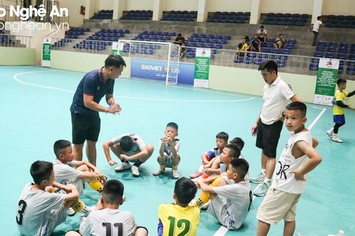 Bên lề sân cỏ: Nỏ dệ 'ăn' được choa mô!