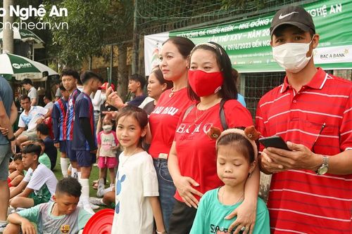 Bên lề sân cỏ: Chờ vận đỏ!