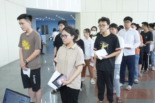ĐH Bách khoa siết an ninh, thí sinh đi chân tất vào phòng thi