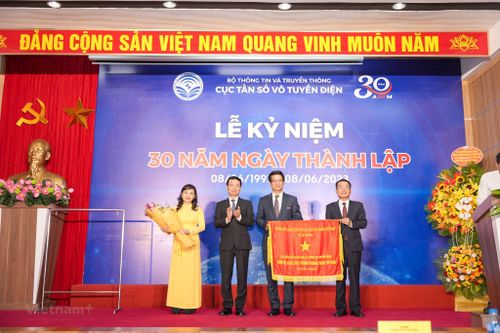 Cục Tần số nhận Cờ thi đua của Chính phủ nhân 30 năm ngày thành lập