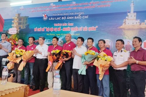 Hải Phòng: Trưng bày ảnh 'Bộ đội Cụ Hồ-Người chiến sỹ Hải quân'