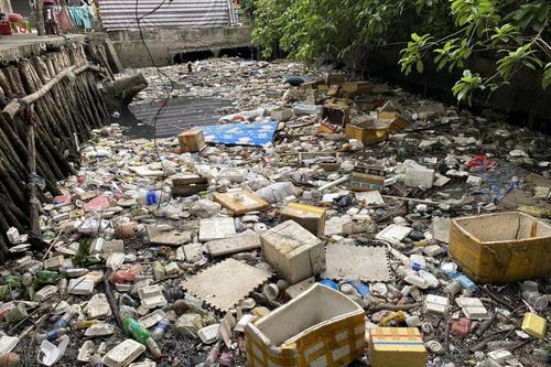 Kênh Hy Vọng thoát nước cho sân bay Tân Sơn Nhất lại ngập rác