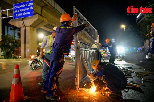 Hà Nội: Xuyên đêm dựng 'lô cốt' trên đường Nguyễn Trãi