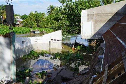 Đồng Tháp: Sạt lở nhấn chìm kho vật tư nông nghiệp và tiệm sửa xe máy