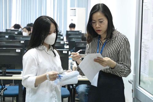 Lần đầu thí sinh làm bài thi tư duy trên máy tính