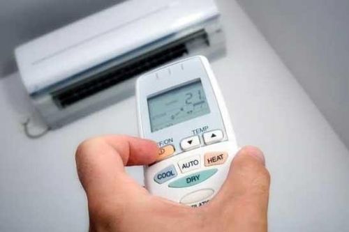 Điều khiển điều hòa có 1 nút nhỏ: Biết dùng đúng không chỉ tiết kiệm điện mà còn nhiều lợi ích đặc biệt