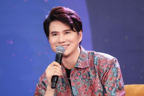 MC Vũ Mạnh Cường bất ngờ rưng rưng nước mắt trên sân khấu, biết lý do ai cũng đồng cảm