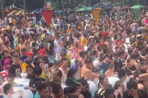 Xôn xao chùm ảnh hồ bơi dịp hè đông kín người: Duỗi chân còn khó huống hồ là bơi